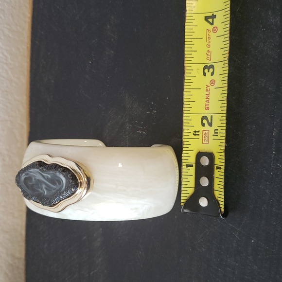 Vintage Super Chunky Lucite Faux Agate Cuff Bracelet - Picture 7 of 7